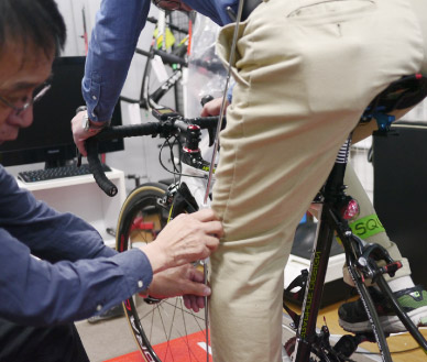 自転車の納品はフィッティングで完璧に